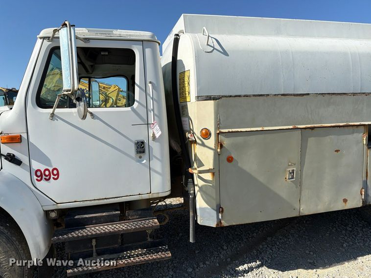 image for item FG3066 2001 International 4900 fuel truck