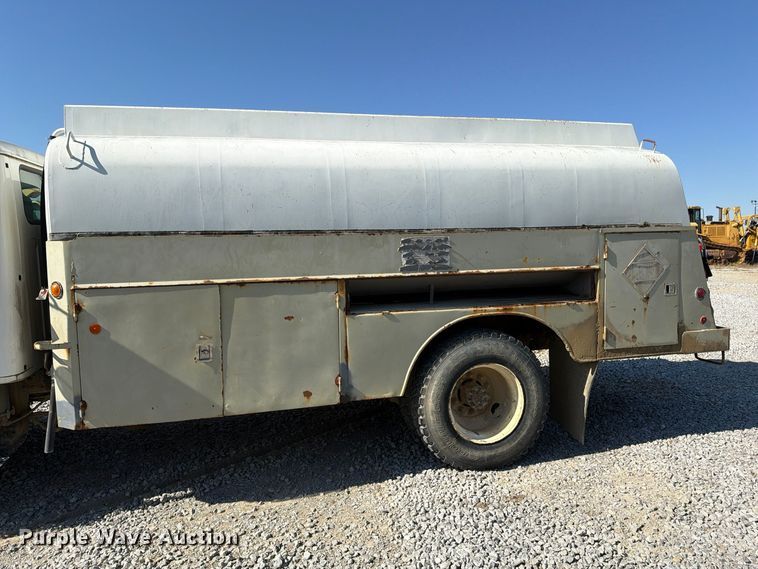 image for item FG3066 2001 International 4900 fuel truck