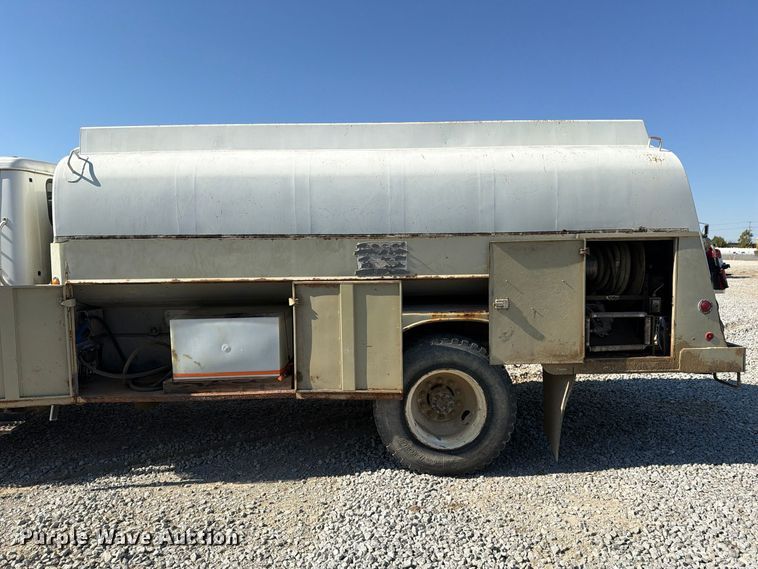 image for item FG3066 2001 International 4900 fuel truck