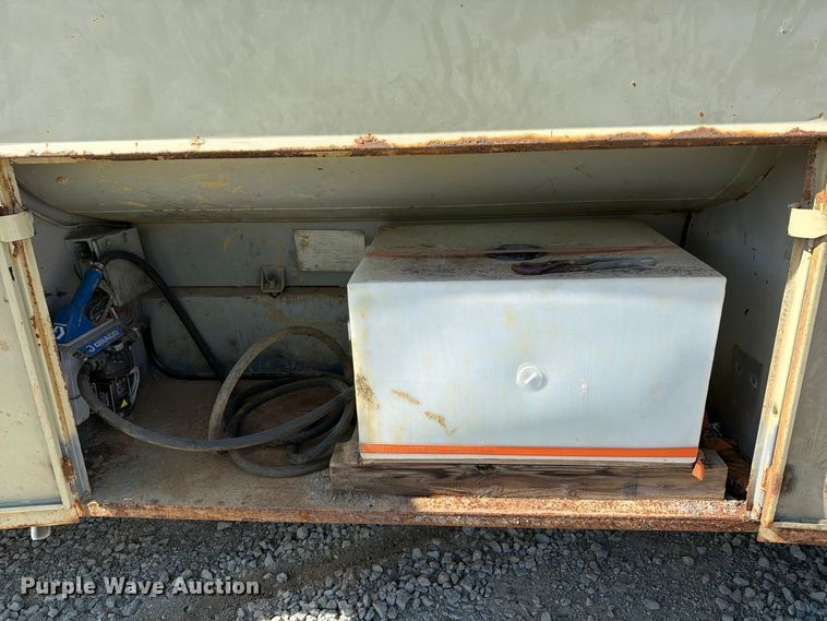 image for item FG3066 2001 International 4900 fuel truck