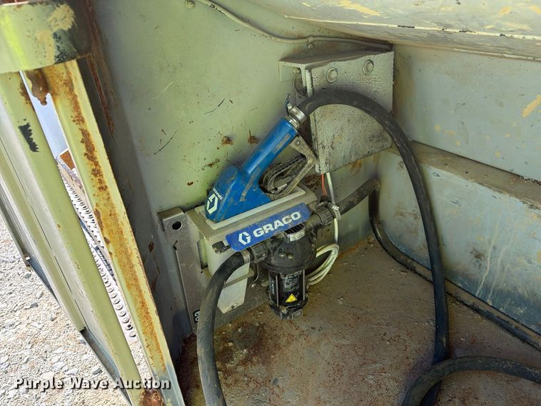 image for item FG3066 2001 International 4900 fuel truck