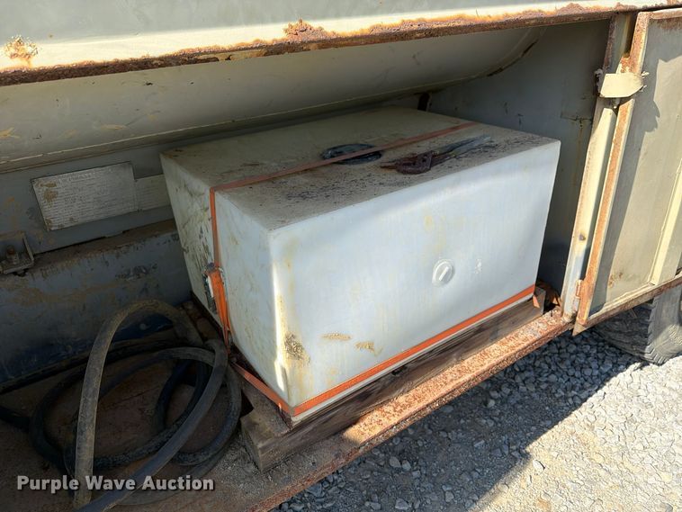 image for item FG3066 2001 International 4900 fuel truck