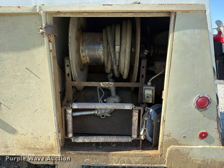 image for item FG3066 2001 International 4900 fuel truck