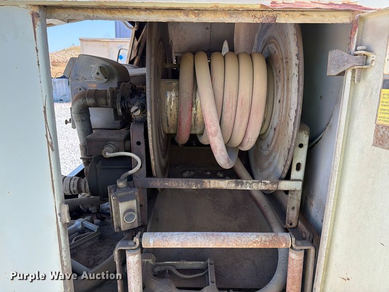 image for item FG3066 2001 International 4900 fuel truck