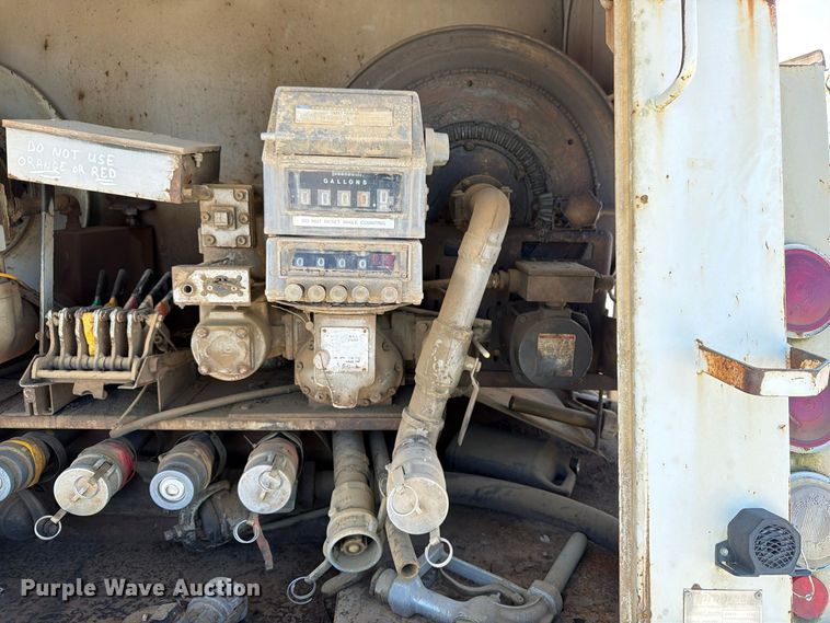 image for item FG3066 2001 International 4900 fuel truck