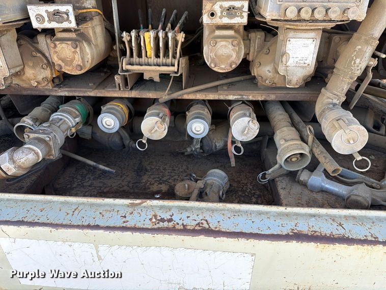 image for item FG3066 2001 International 4900 fuel truck