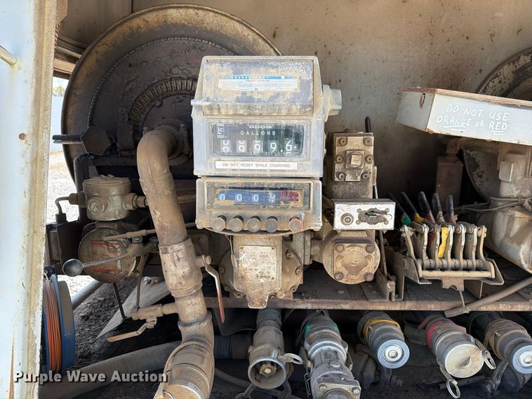 image for item FG3066 2001 International 4900 fuel truck