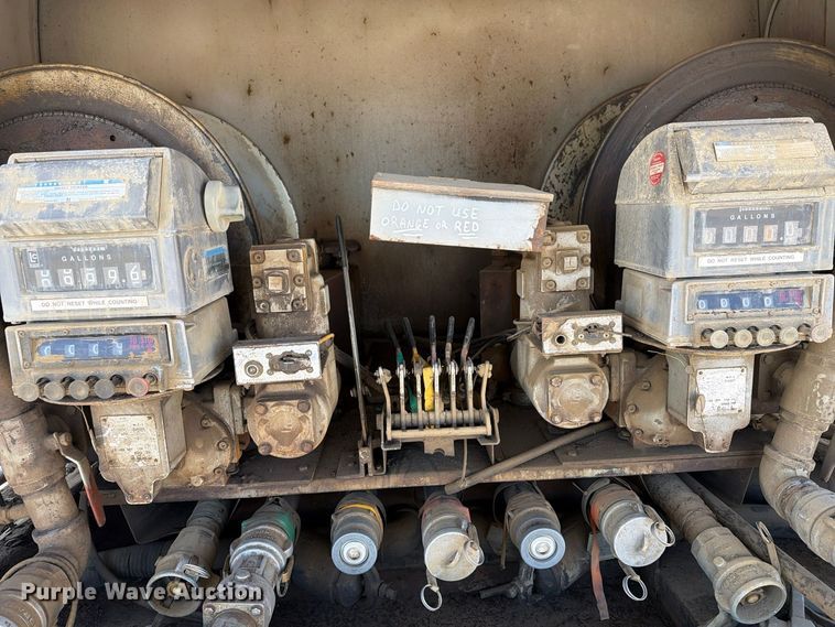 image for item FG3066 2001 International 4900 fuel truck