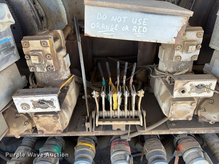 image for item FG3066 2001 International 4900 fuel truck