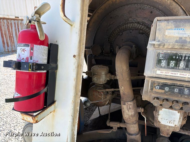 image for item FG3066 2001 International 4900 fuel truck