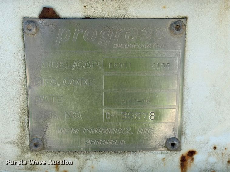 image for item FG3066 2001 International 4900 fuel truck