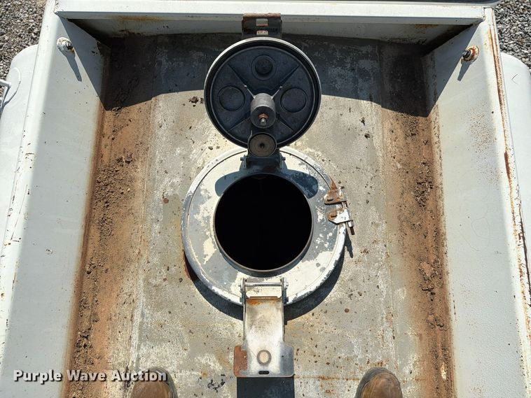 image for item FG3066 2001 International 4900 fuel truck