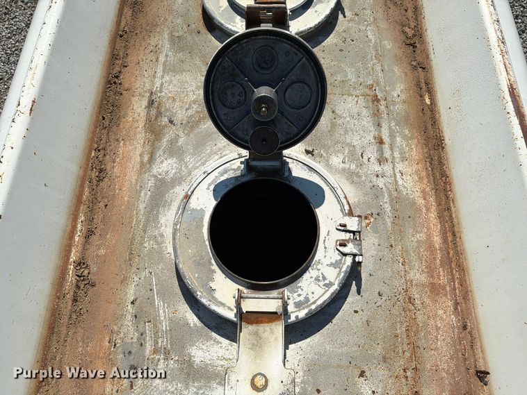image for item FG3066 2001 International 4900 fuel truck