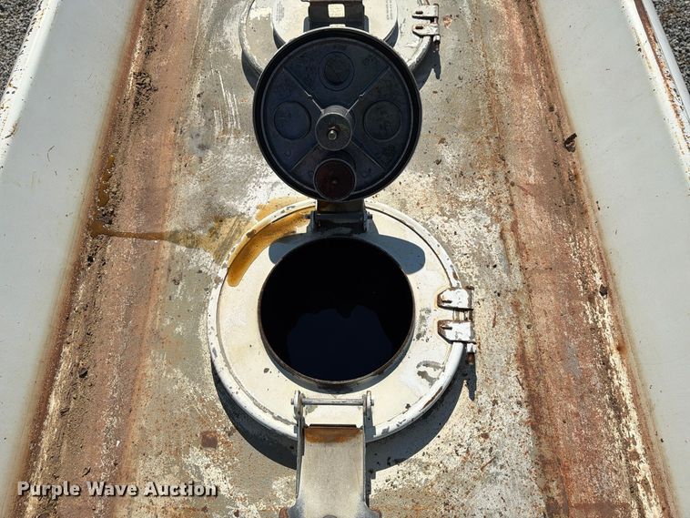 image for item FG3066 2001 International 4900 fuel truck