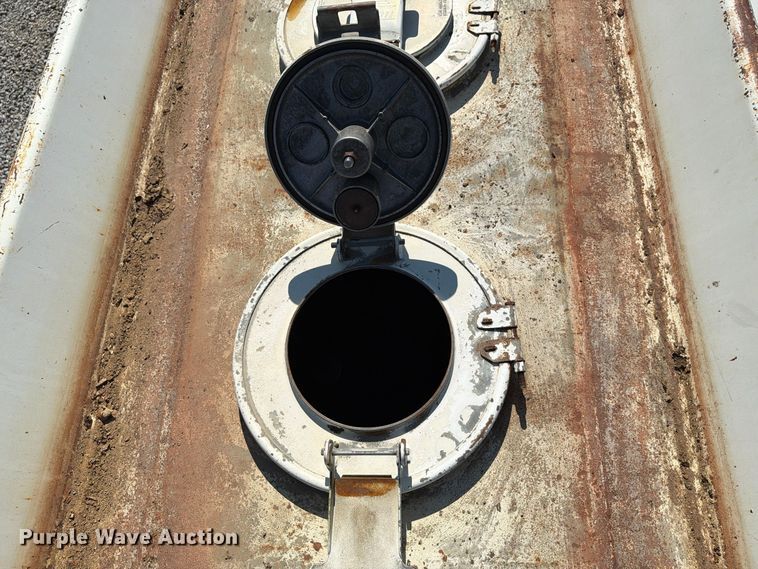 image for item FG3066 2001 International 4900 fuel truck