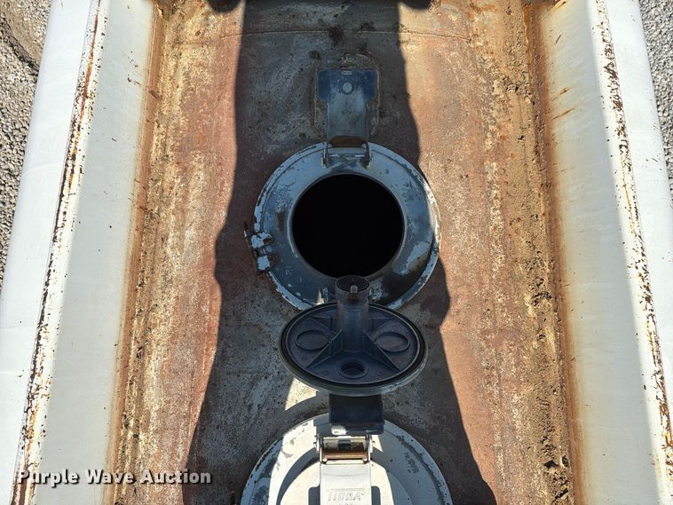 image for item FG3066 2001 International 4900 fuel truck