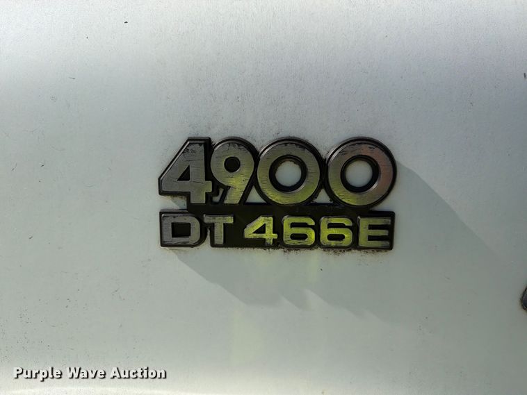 image for item FG3066 2001 International 4900 fuel truck