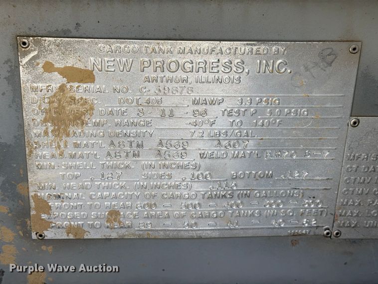 image for item FG3066 2001 International 4900 fuel truck