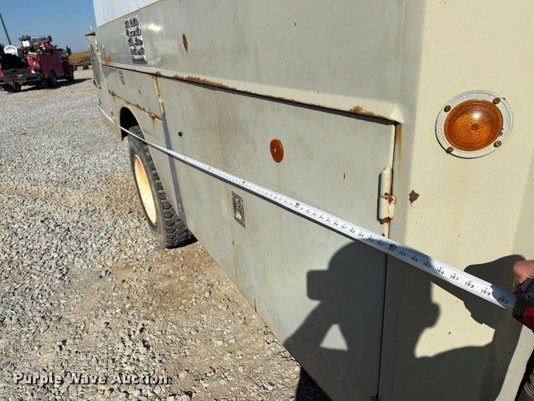 image for item FG3066 2001 International 4900 fuel truck