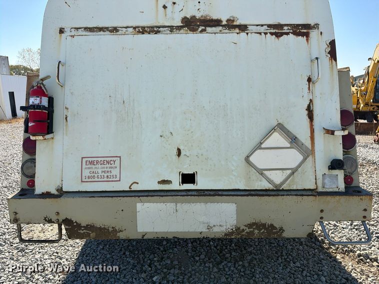 image for item FG3066 2001 International 4900 fuel truck