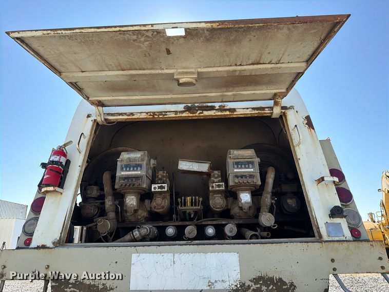 image for item FG3066 2001 International 4900 fuel truck