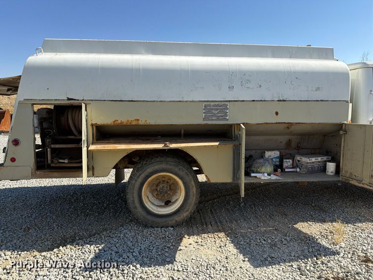 image for item FG3066 2001 International 4900 fuel truck