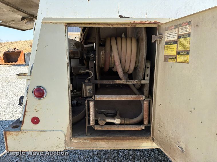 image for item FG3066 2001 International 4900 fuel truck