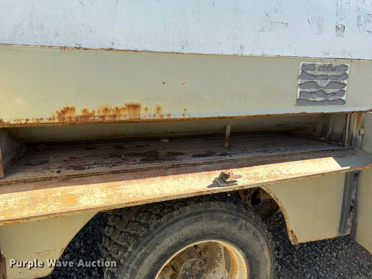 image for item FG3066 2001 International 4900 fuel truck