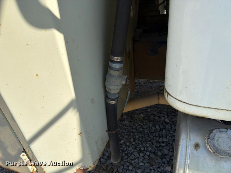 image for item FG3066 2001 International 4900 fuel truck