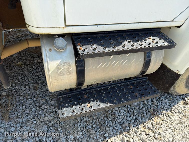 image for item FG3066 2001 International 4900 fuel truck