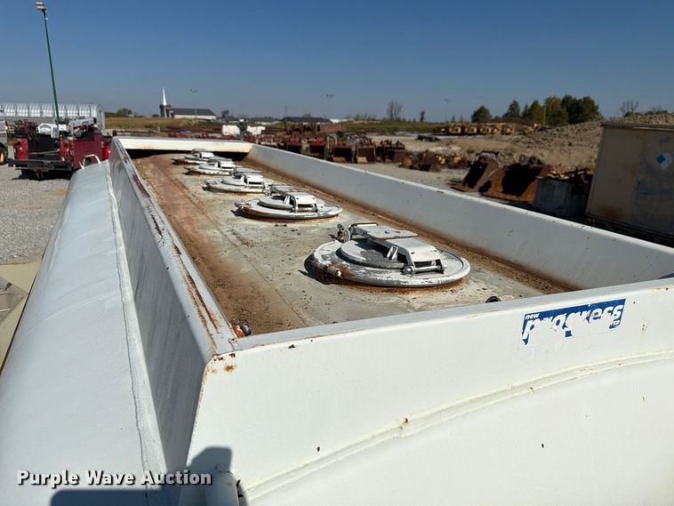 image for item FG3066 2001 International 4900 fuel truck