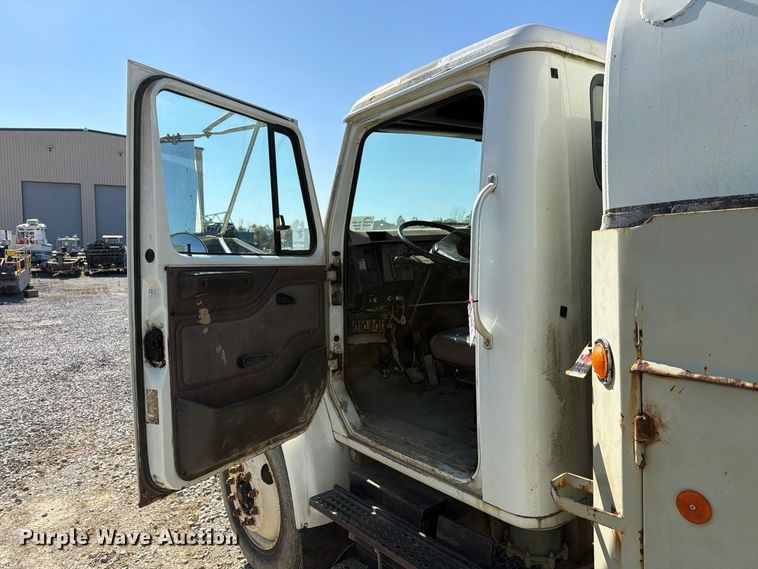 image for item FG3066 2001 International 4900 fuel truck