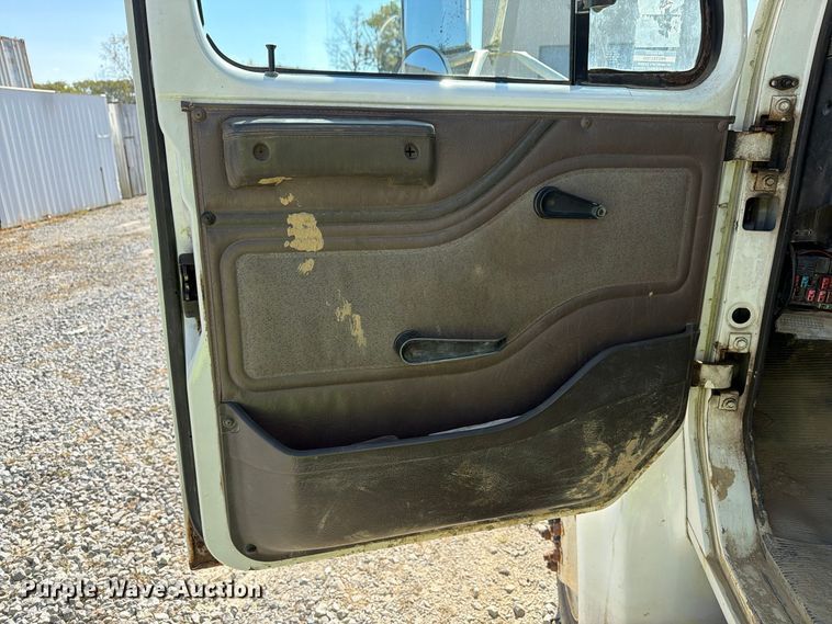 image for item FG3066 2001 International 4900 fuel truck