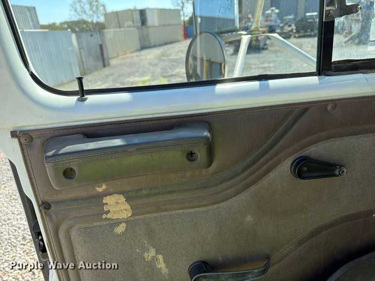 image for item FG3066 2001 International 4900 fuel truck