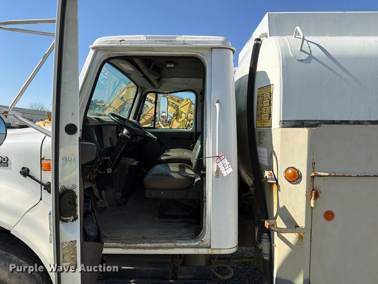 image for item FG3066 2001 International 4900 fuel truck