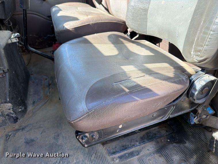 image for item FG3066 2001 International 4900 fuel truck