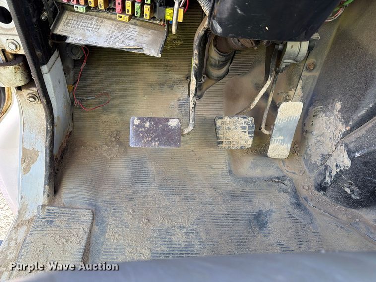 image for item FG3066 2001 International 4900 fuel truck
