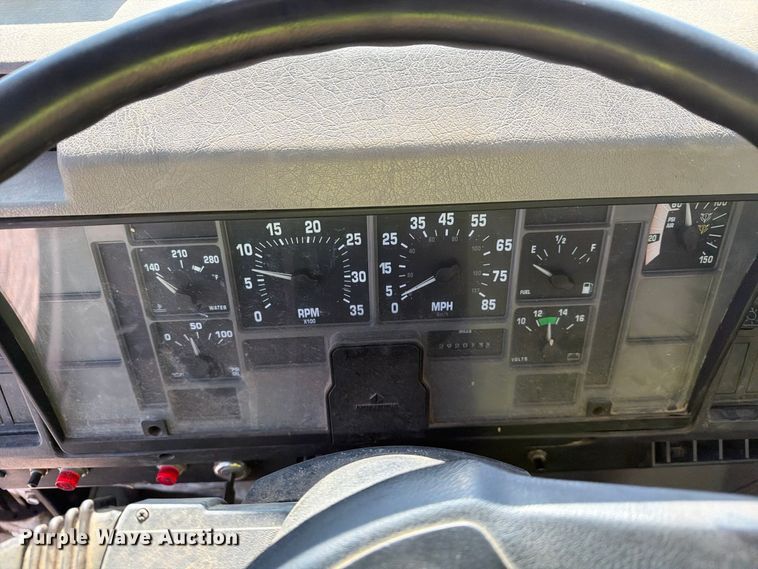 image for item FG3066 2001 International 4900 fuel truck