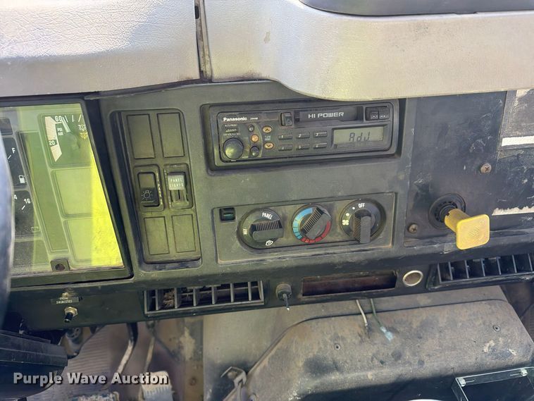 image for item FG3066 2001 International 4900 fuel truck
