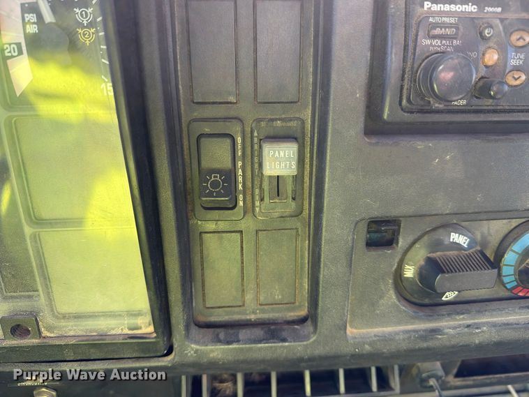 image for item FG3066 2001 International 4900 fuel truck