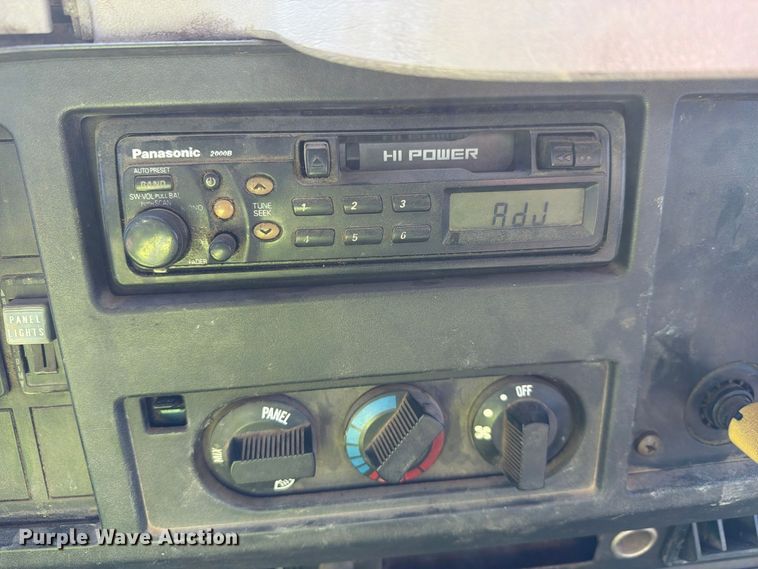 image for item FG3066 2001 International 4900 fuel truck