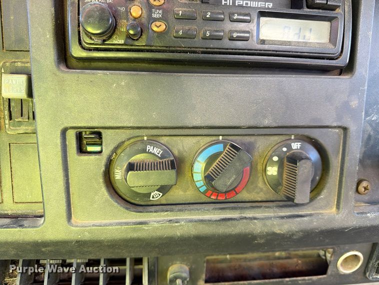 image for item FG3066 2001 International 4900 fuel truck