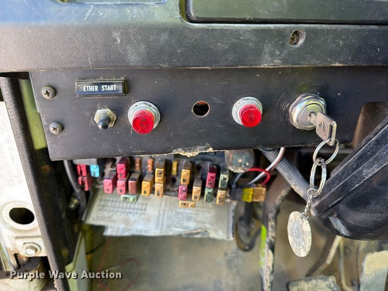 image for item FG3066 2001 International 4900 fuel truck