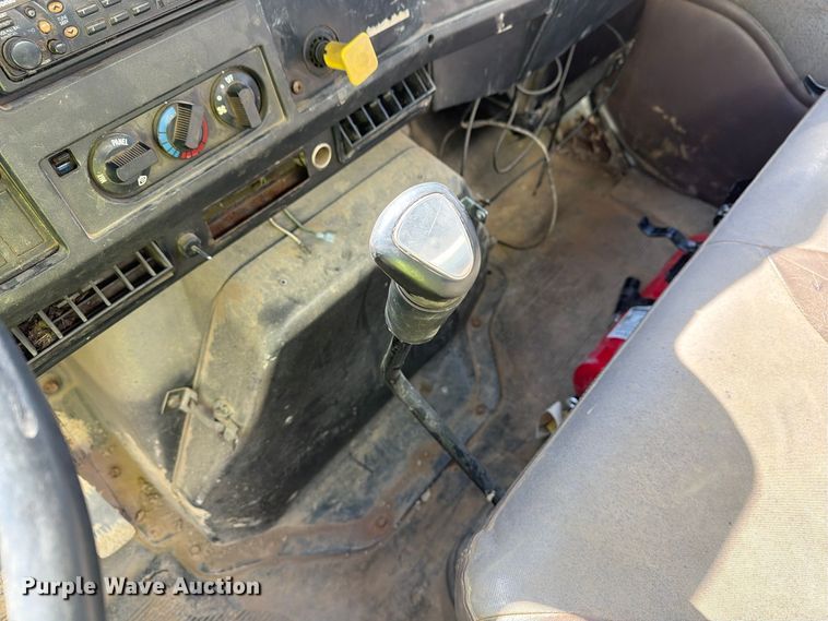 image for item FG3066 2001 International 4900 fuel truck