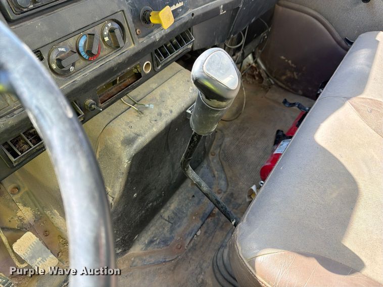 image for item FG3066 2001 International 4900 fuel truck