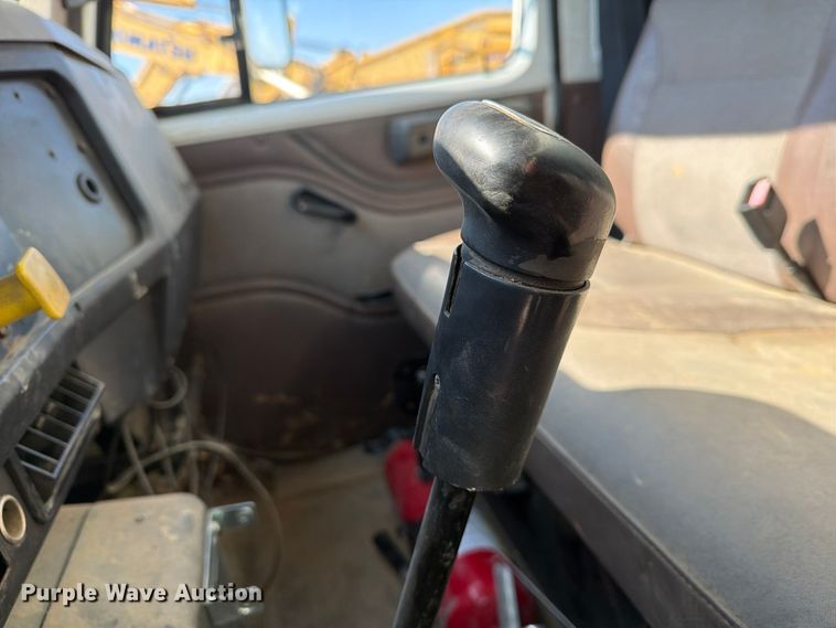 image for item FG3066 2001 International 4900 fuel truck