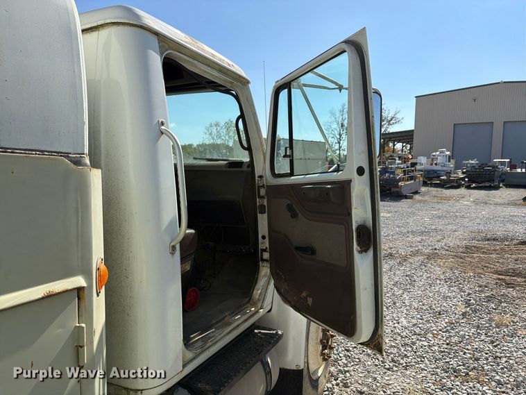 image for item FG3066 2001 International 4900 fuel truck