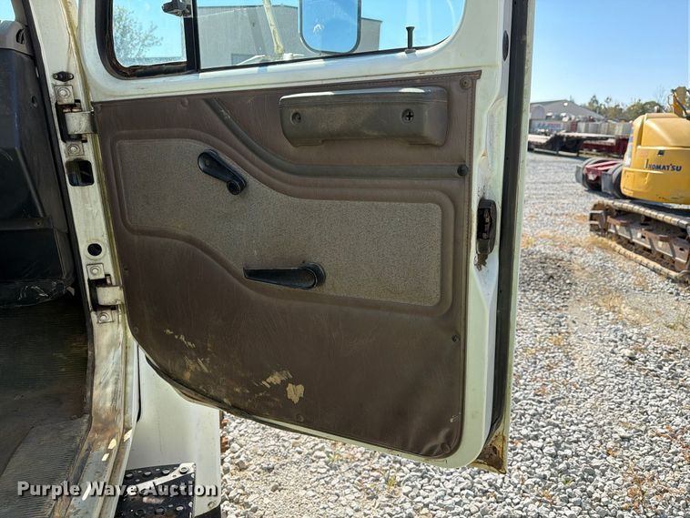 image for item FG3066 2001 International 4900 fuel truck