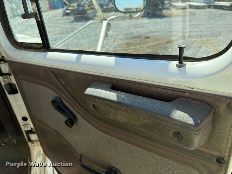image for item FG3066 2001 International 4900 fuel truck