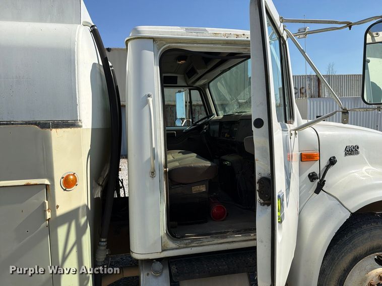 image for item FG3066 2001 International 4900 fuel truck